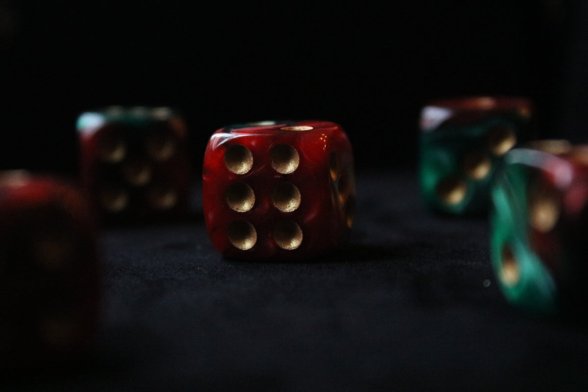 Christmas Inspired 6 Sided 5 Pcs Dice Set - D6 Dice Set With Resealable Carry Bag